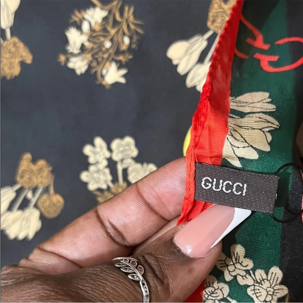 Gucci Black Scarf with Multicolor Logo and Floral Design - Picture 2 of 3